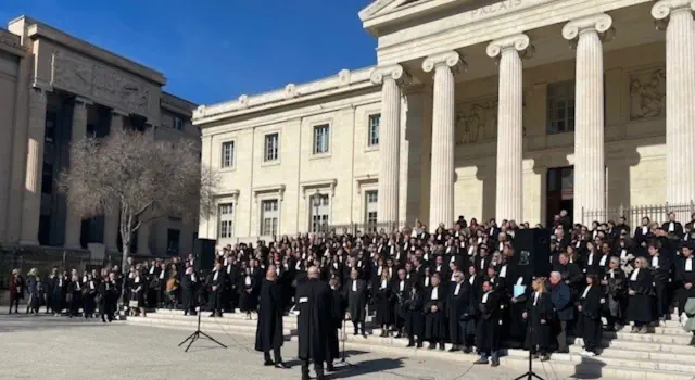 photo Hommage Robert Badinter Avocats nombreux devant le Palais de Justice
