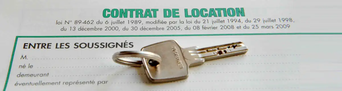 illustration bail contrat de location avec une clé posée desus