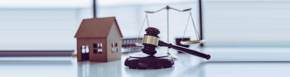 illustration contentieux locatif copropriété une maison et le marteau de la justice