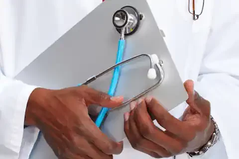 illustration avocat au barreau de marseille vignette droit médical gros plan sur les mains d'un medecin tenant son stéthoscope et le dossier d'un patient