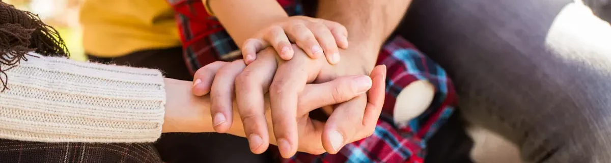 illustration avocat au barreau de marseille droit des familles gros plan sur les mains d'une famille posée les unes sur les autres