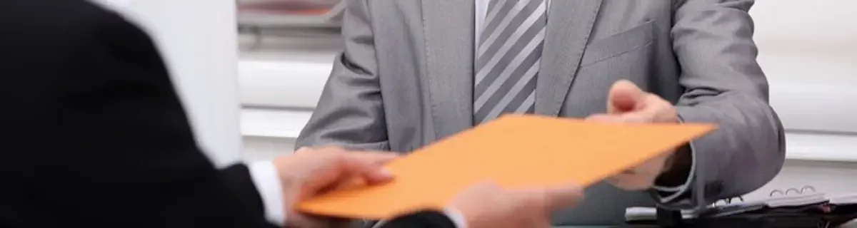 illustration de postulation et substitution : deux avocats se transmettent un dossier.