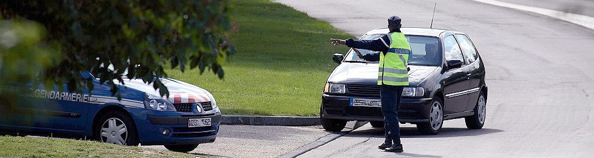 illustration d'un contrôle routier par un gendarme