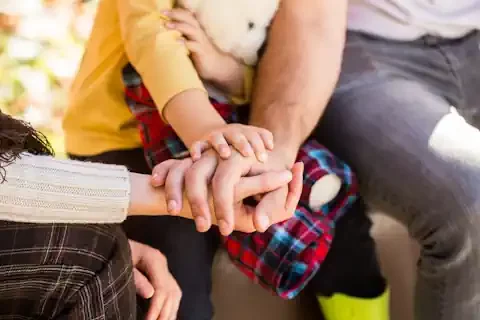 illustration avocat au barreau de marseille droit des familles gros plan sur les mains d'une famille posée les unes sur les autres