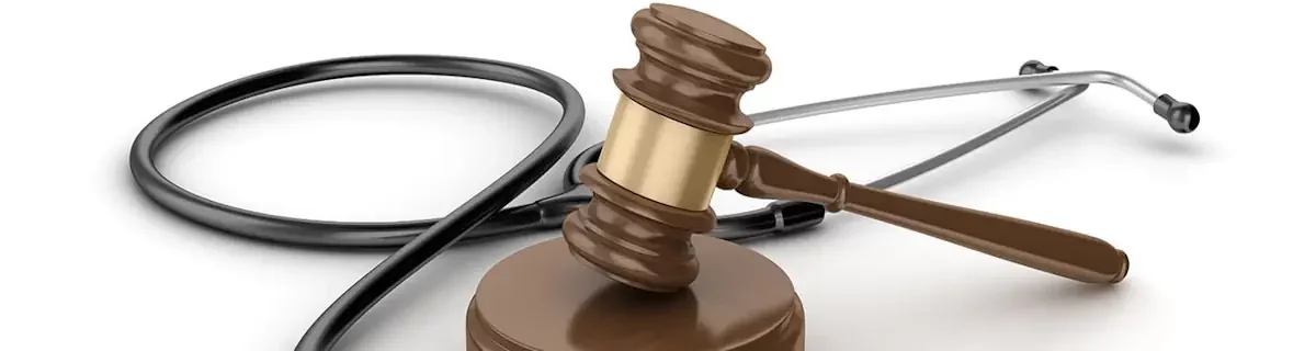 illustration droit médical un marteau de juge devant un stéthoscope