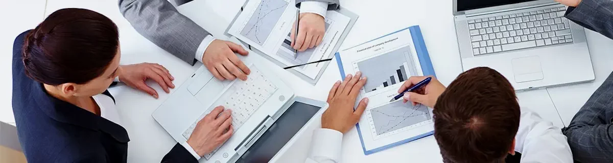 illustration droit des affaires personnes autour d'un bureau