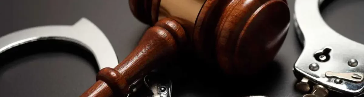 illustration droit pénal tbandeau) marteau de jge sur des menottes
