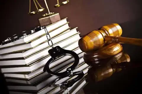 illustration avocat au barreau de marseille illustration droit pénal marteau de juge et menottes devant des livres