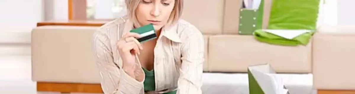 illustration femme avec une cb hesite à payer