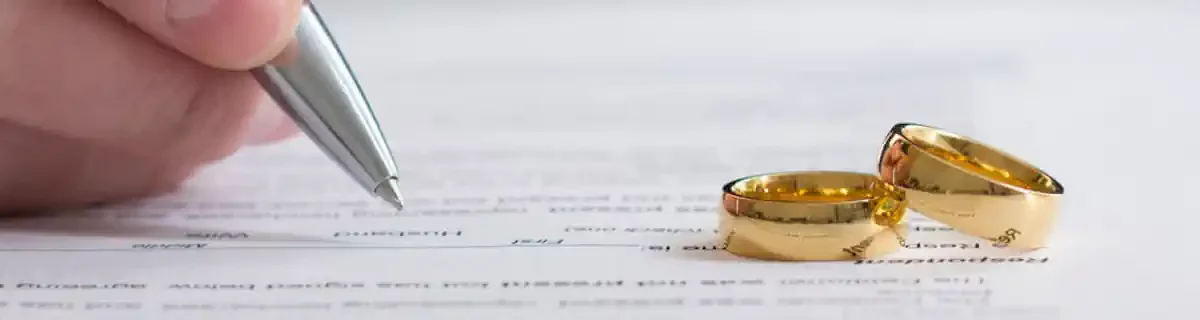 illustration mariage contrat deux alliances sur un contrat en cours de signature