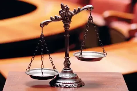illustration avocat postulant gros plan sur une balance symbolisant la justice